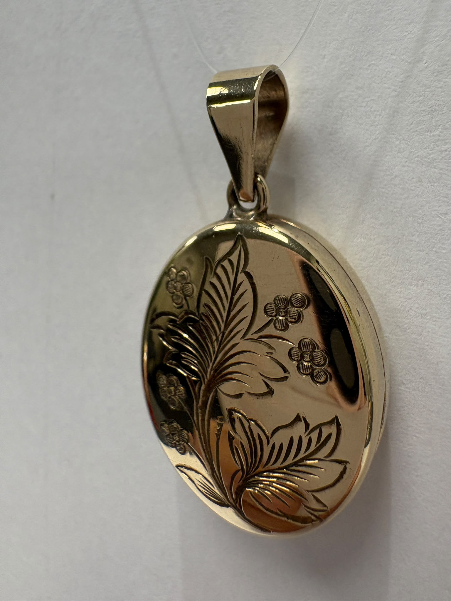 pre-loved gold locket, second hand 9ct gold locket, vintage engraved locket, antique style locket UK, pre-owned photo locket