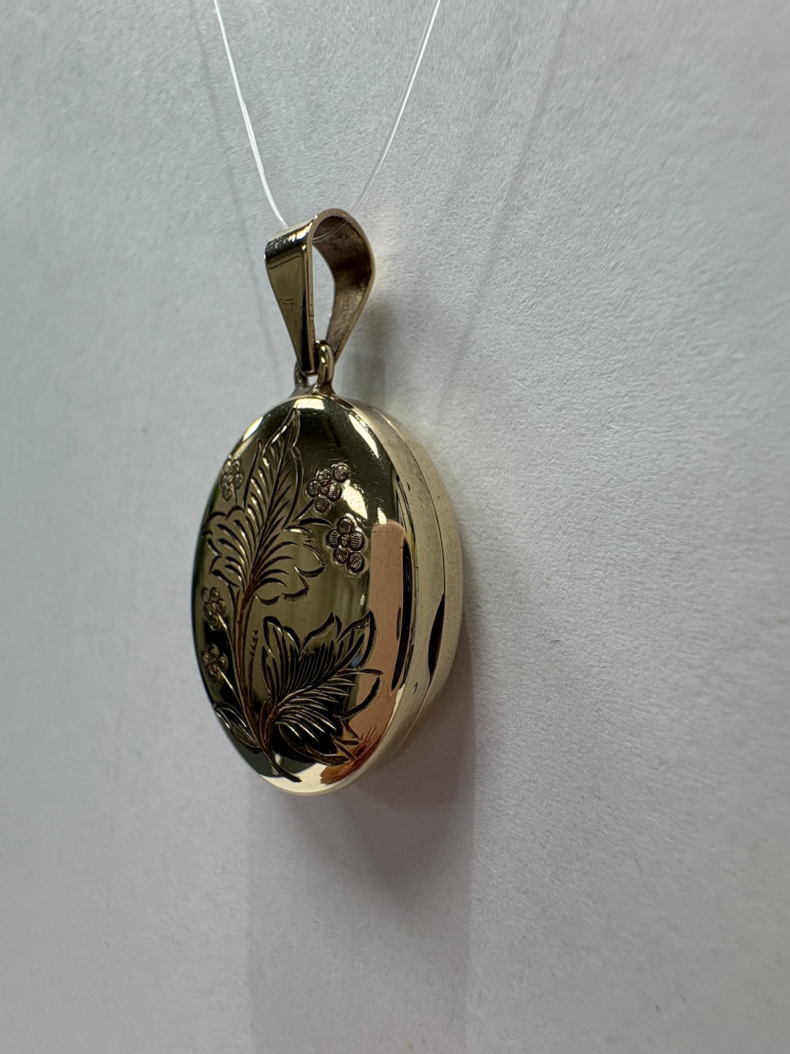 pre-loved gold locket, second hand 9ct gold locket, vintage engraved locket, antique style locket UK, pre-owned photo locket harrogate 