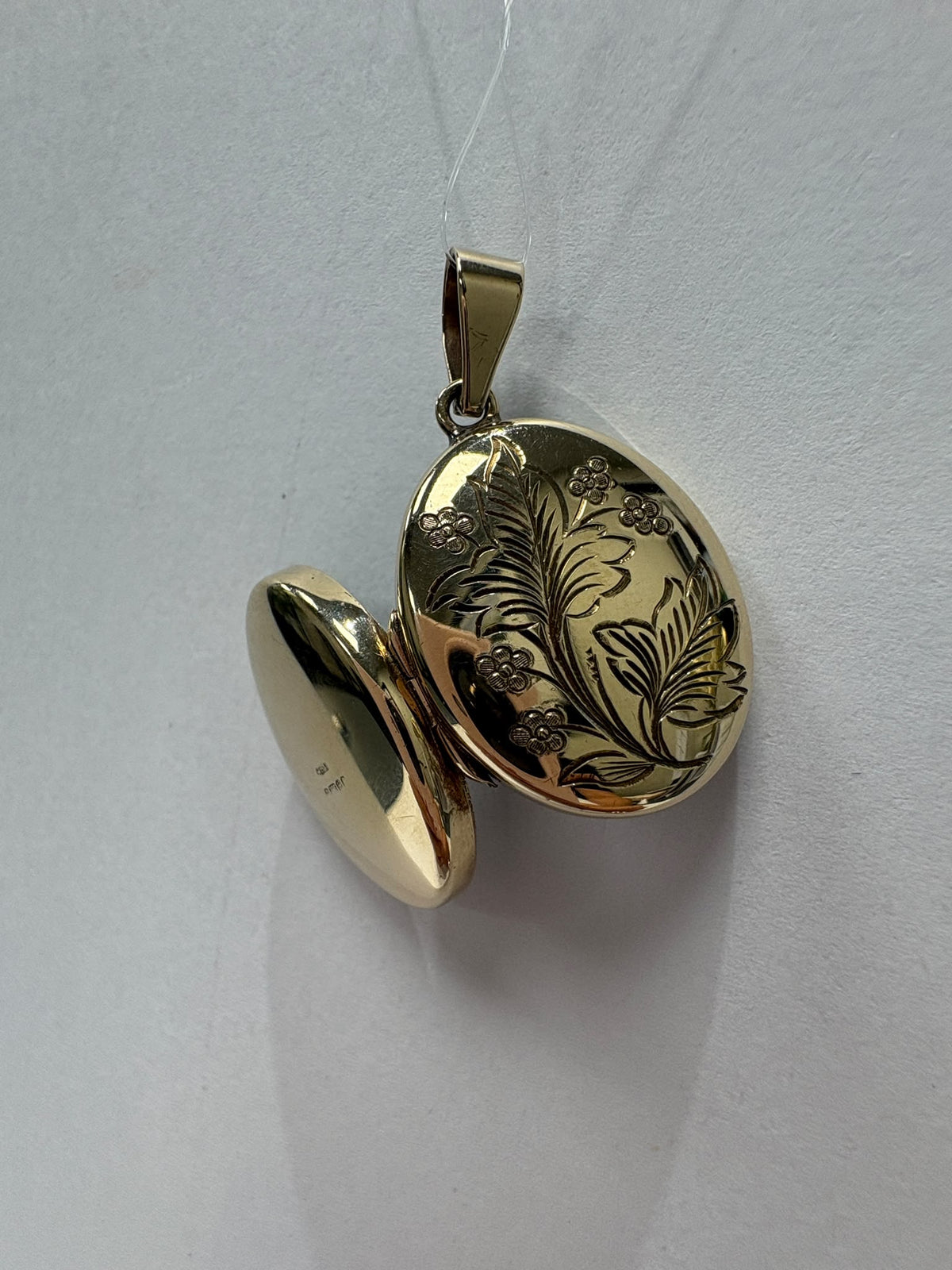 pre-loved gold locket, second hand 9ct gold locket, vintage engraved locket, antique style locket UK, pre-owned photo locket