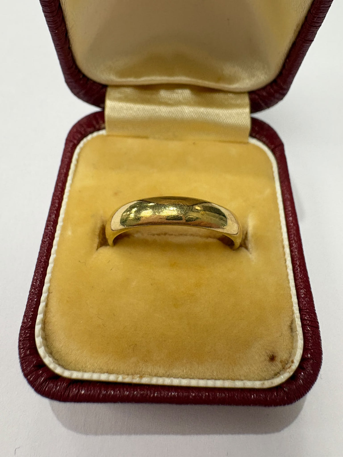 pre-loved wedding band, second hand 18ct gold ring, vintage wedding ring, pre-owned wedding band UK, 18ct gold court ring
