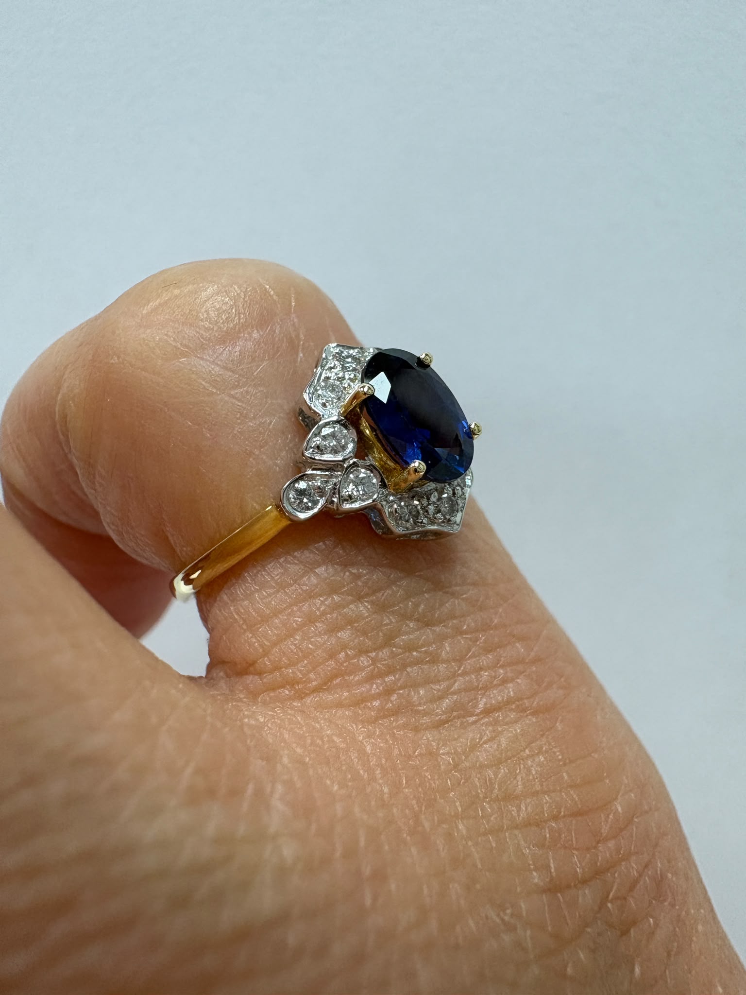 sapphire diamond cluster ring, vintage sapphire engagement ring, pre-loved 18ct gold ring Harrogate, sapphire halo ring Yorkshire, second hand engagement ring Leeds York