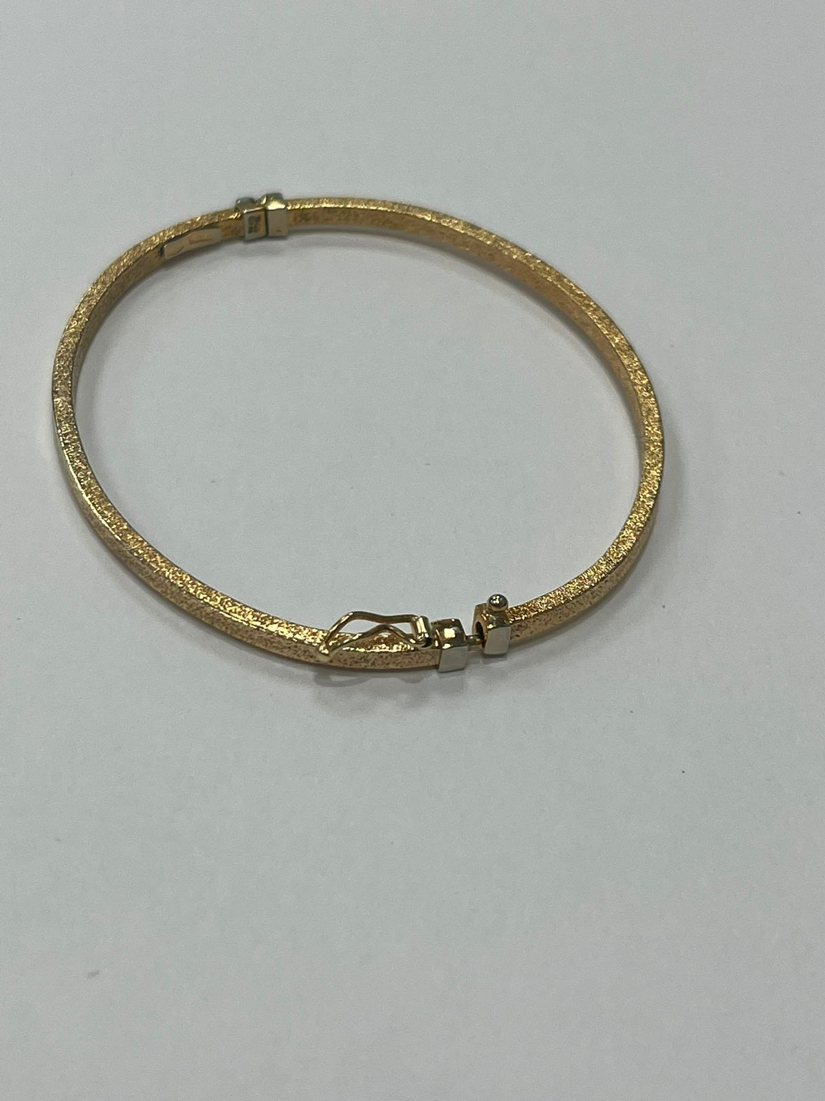 textured gold bangle, pre-loved 9ct gold bangle, hinged bangle Harrogate, frosted finish gold bangle, second hand gold bangle Leeds York