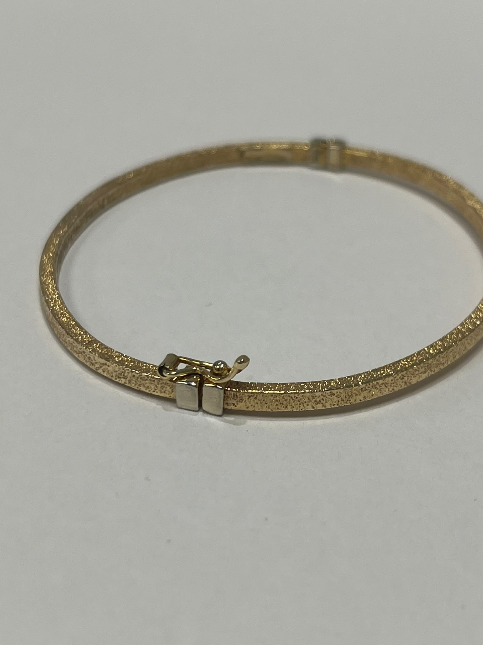 textured gold bangle, pre-loved 9ct gold bangle, hinged bangle Harrogate, frosted finish gold bangle, second hand gold bangle Leeds York