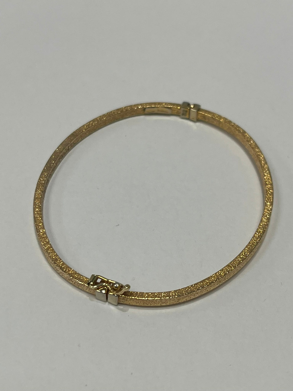 textured gold bangle, pre-loved 9ct gold bangle, hinged bangle Harrogate, frosted finish gold bangle, second hand gold bangle Leeds York