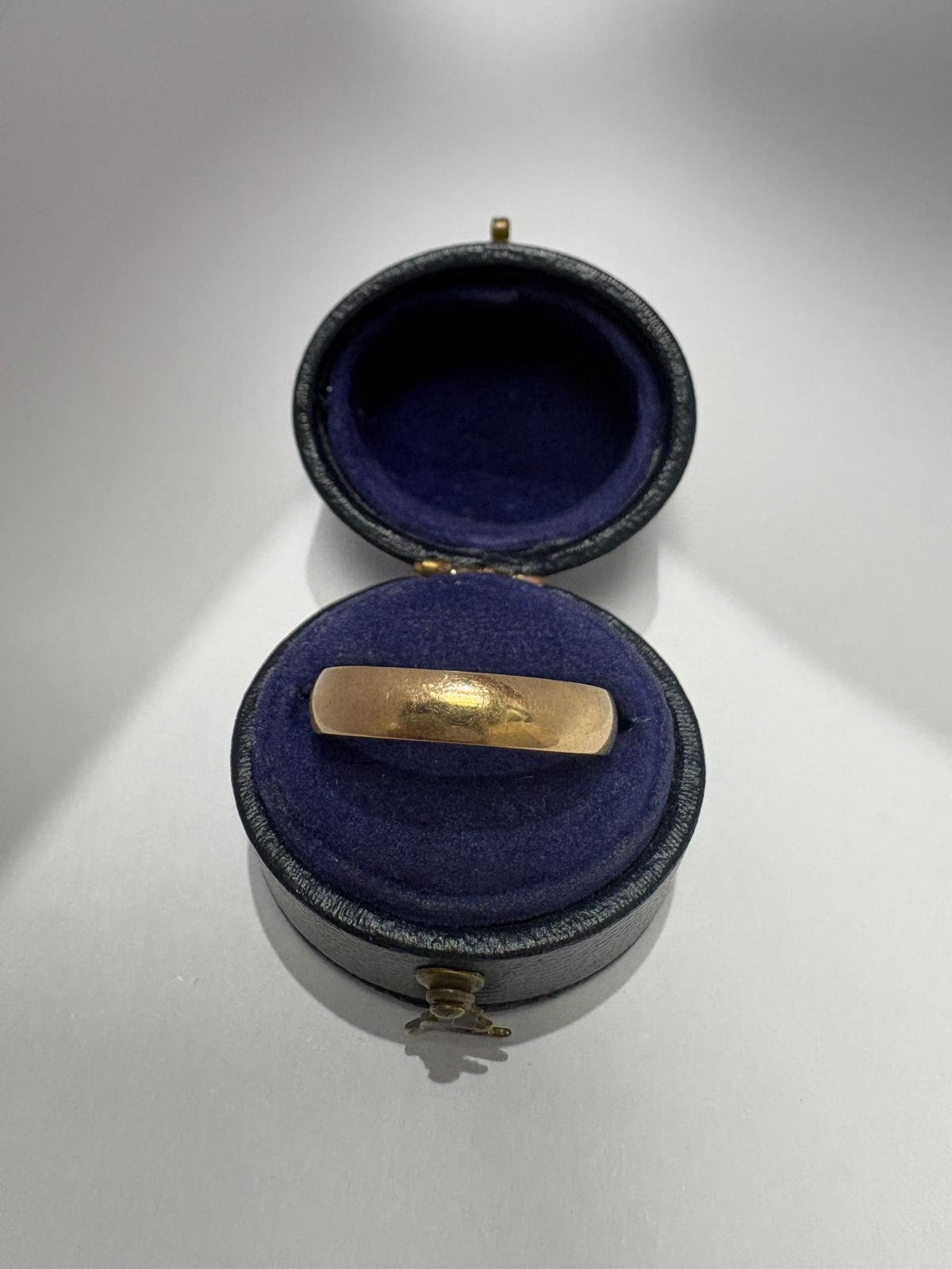 Vintage 9ct yellow gold slim court wedding band, high polish finish, excellent condition, pre-loved, size R