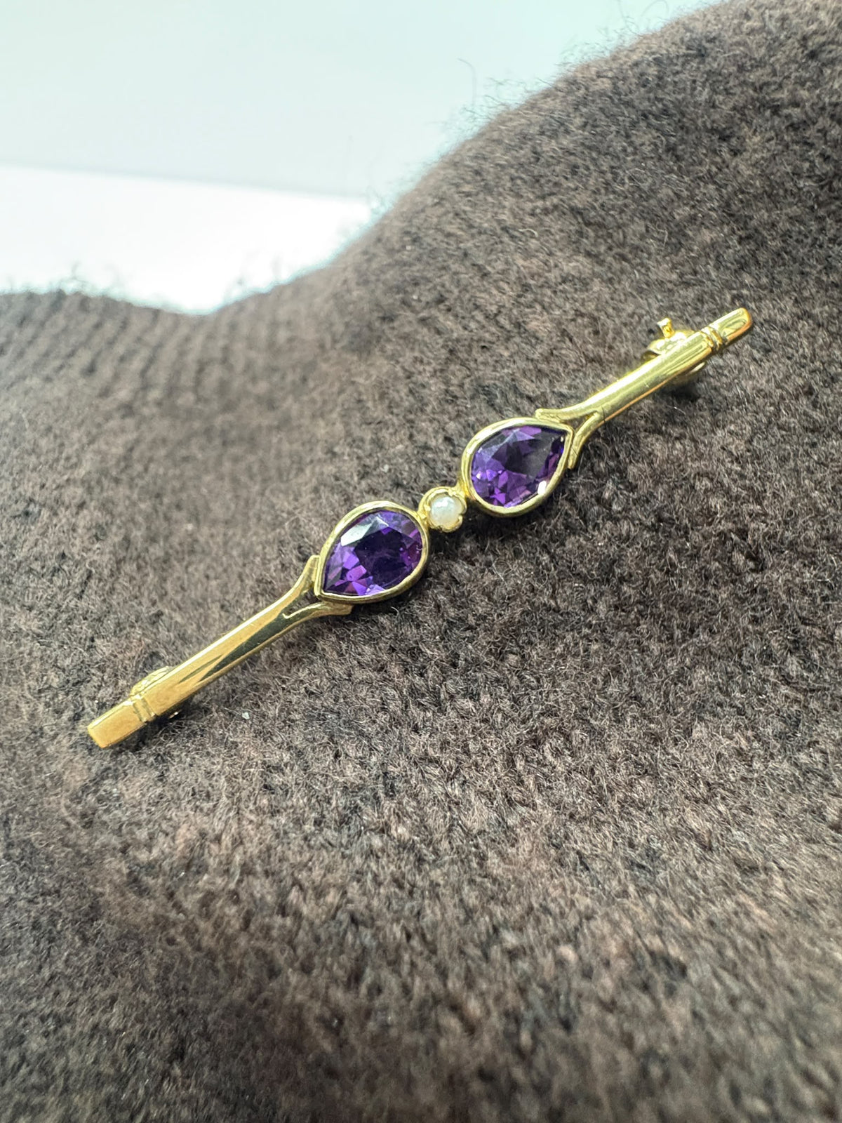 vintage amethyst brooch, antique bar brooch gold, pre-loved gold brooch UK, amethyst pearl brooch, second hand 9ct gold brooch