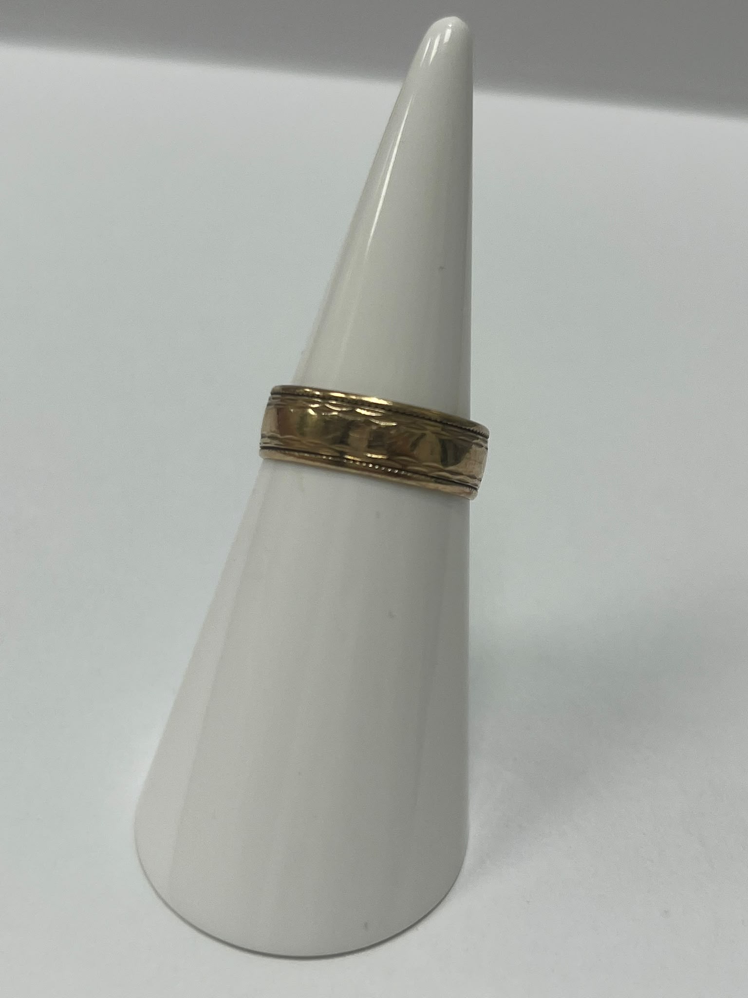vintage wedding band, 9ct gold ring, engraved wedding ring, hallmarked gold ring, pre-loved jewellery, second-hand wedding band, London hallmark 1988, antique wedding ring Yorkshire