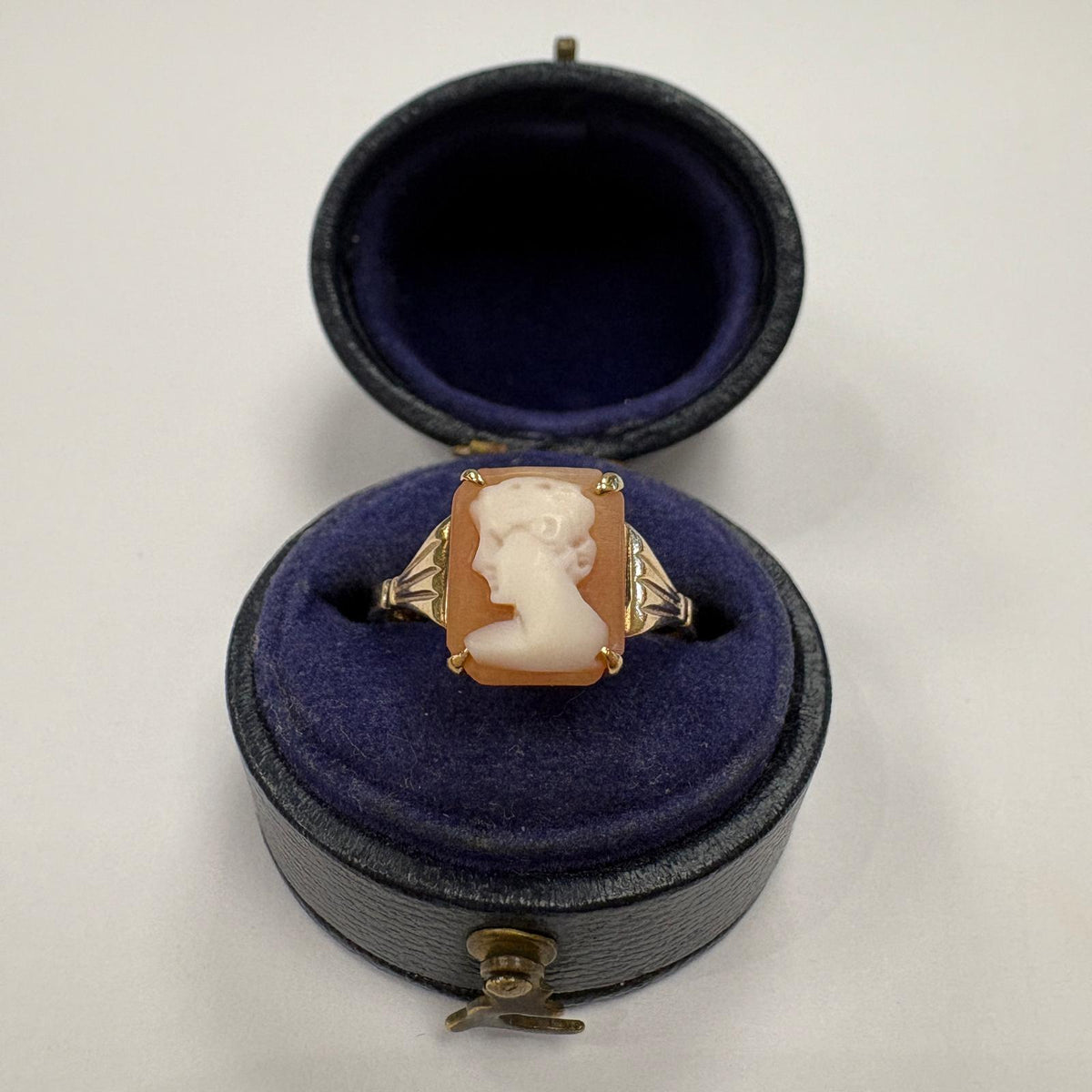 vintage cameo ring, rectangular cameo ring, 9ct gold cameo ring, shell cameo ring UK, Art Deco style cameo ring, pre-loved cameo ring, classical cameo ring, second hand cameo ring
