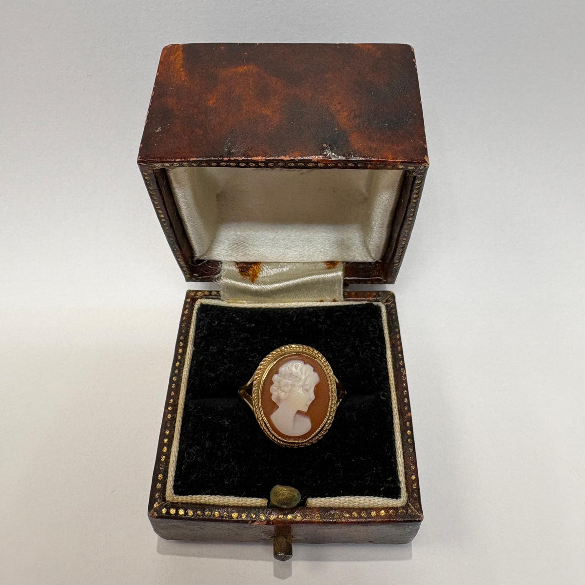 vintage cameo ring, shell cameo ring UK, 9ct gold cameo ring, pre-loved cameo ring, vintage gold ring UK, second hand cameo ring, antique style cameo ring, cameo jewellery UK